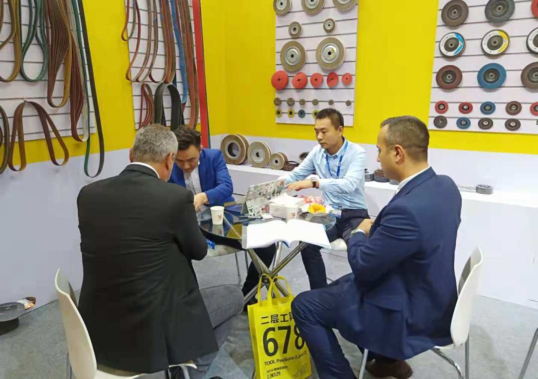 億宏磨具展位與客戶(hù)洽談