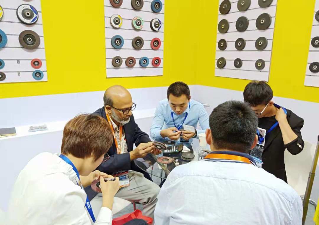 億宏磨具展會(huì)與客戶(hù)洽談